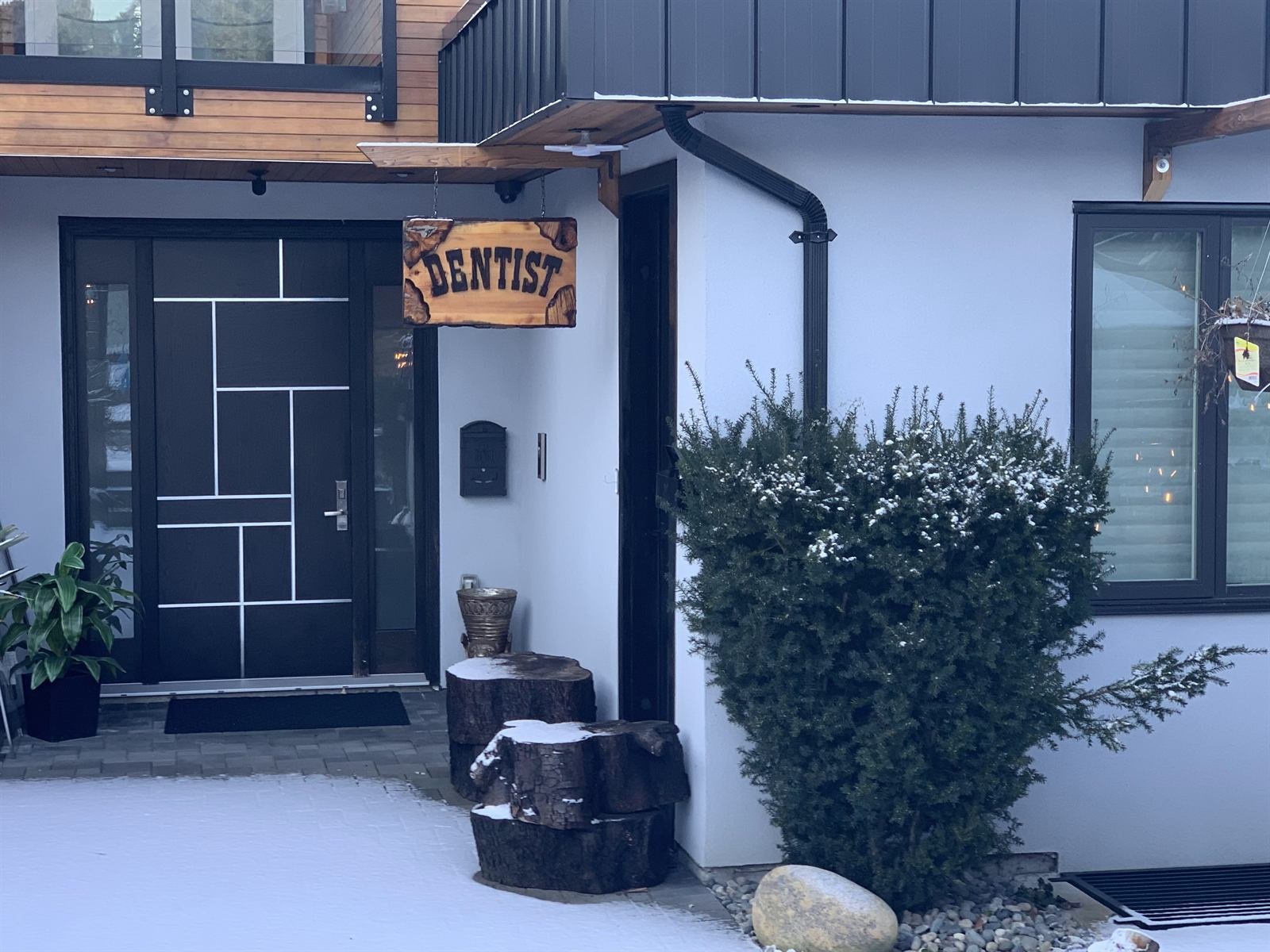 The Edgemont Dentist sign showing Dr. Mahsa Farshchi and the clinic phone number