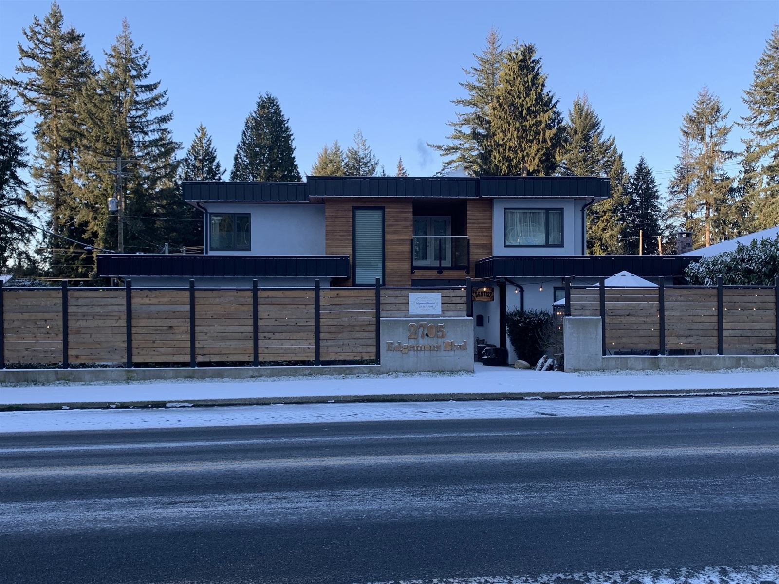 Edgemont Dentist seen from Edgemont Boulevard